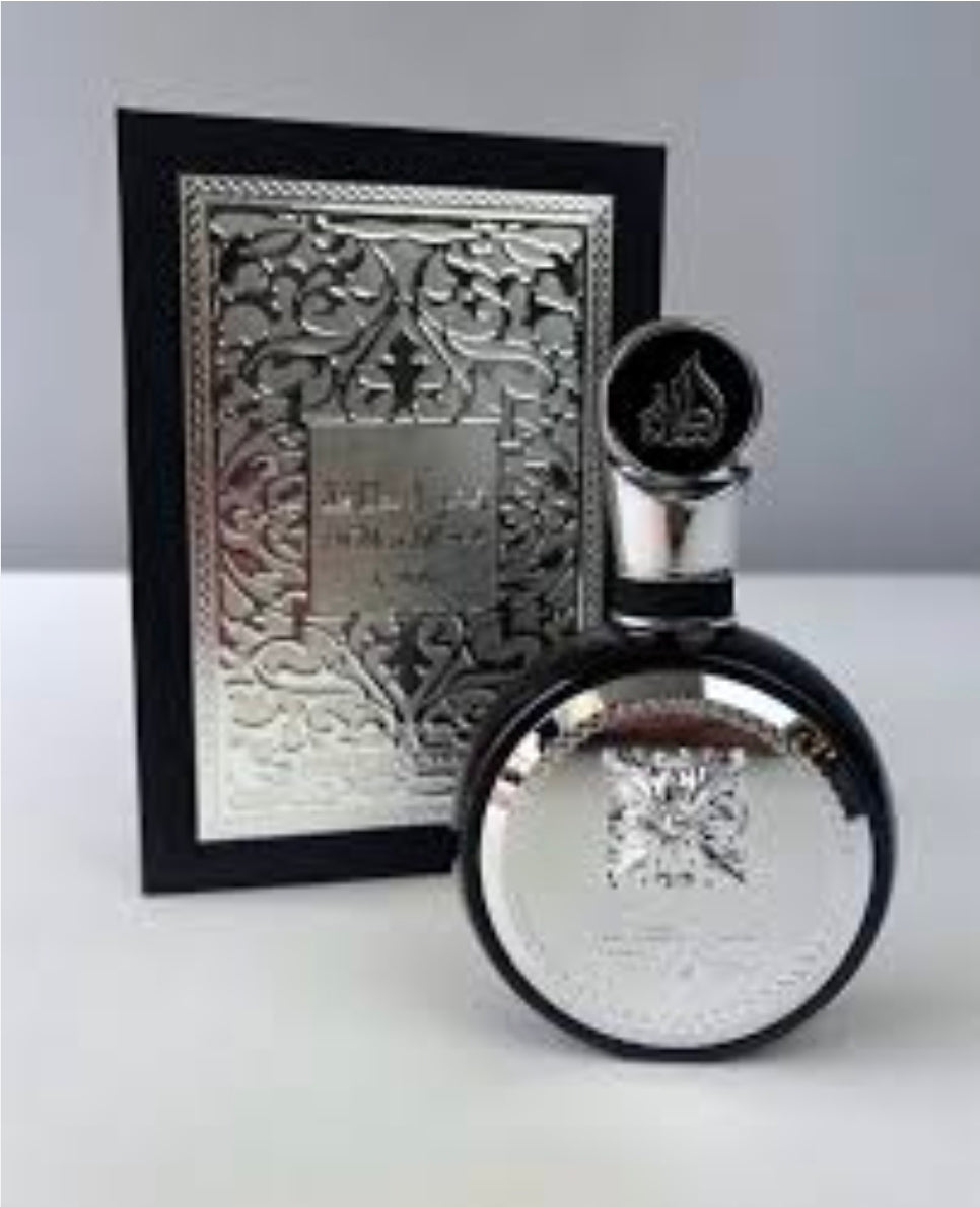 Su aroma es de la familia olfativa Fougère - Oriental, caracterizado por ser muy fresco, limpio, ligeramente dulce y sumamente versátil para el uso diario. 100% Original.