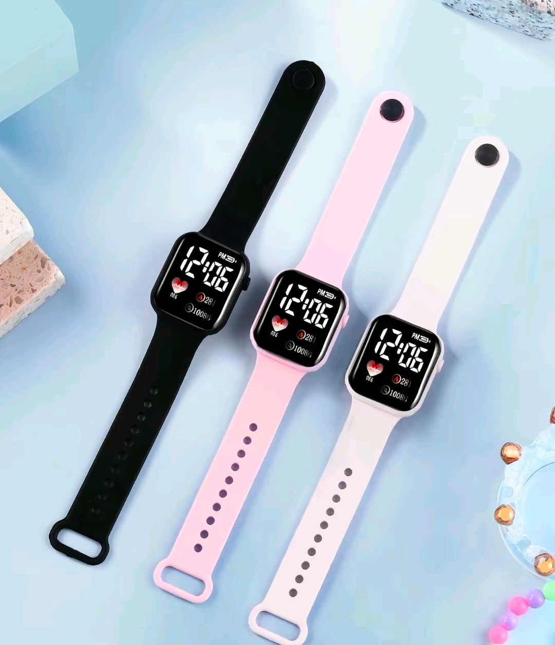Ocho relojes de pulsera, Correa de cuero sintético (PU) con un acabado mate suave.Fabricadas completamente en silicona líquida o goma elástica de alta densidad, lo que les confiere un acabado liso, flexible y resistente al sudor o salpicaduras leves.