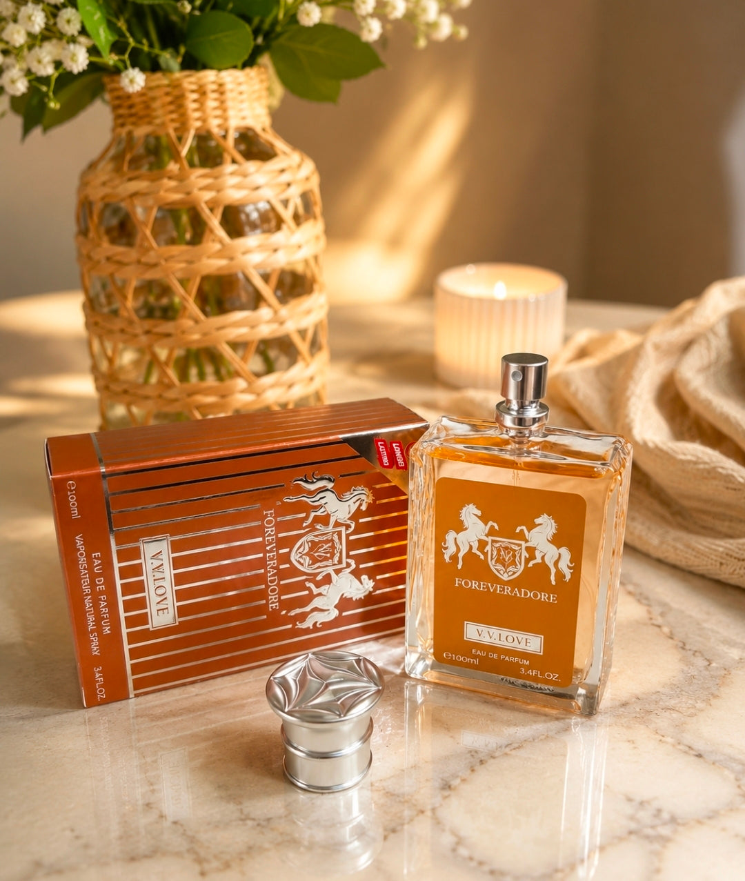 Foreveradore Eau de Parfum de la marca V.V. LOVE. Es una fragancia inspirada en el perfil aromático y lujoso de perfumes nicho con un diseño clásico oriental y amaderado. Inspiración