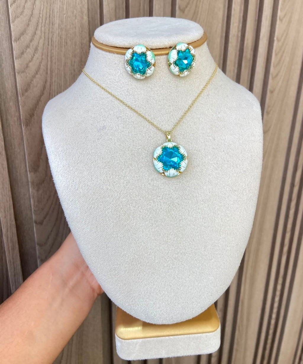 Juegos de cadenas y aretes con baño de oro. $1450 cada una.