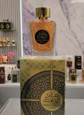Ghubar Al Dhahab de SAHARI Perfumes están diseñadas para ofrecer una transición cálida y sofisticada, fragancia que destaca principalmente por sus matices cálidos de vainilla suave, especias y toques florales.