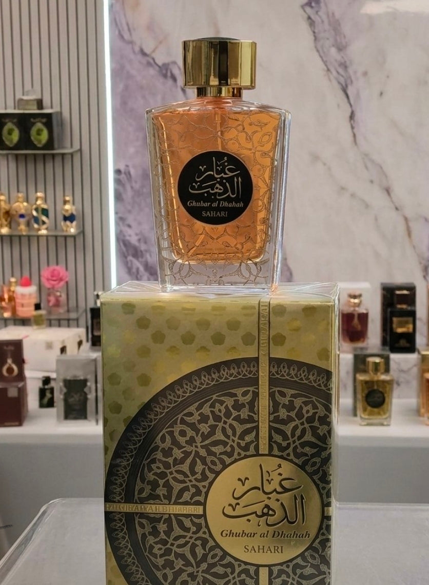 Ghubar Al Dhahab de SAHARI Perfumes están diseñadas para ofrecer una transición cálida y sofisticada, fragancia que destaca principalmente por sus matices cálidos de vainilla suave, especias y toques florales.