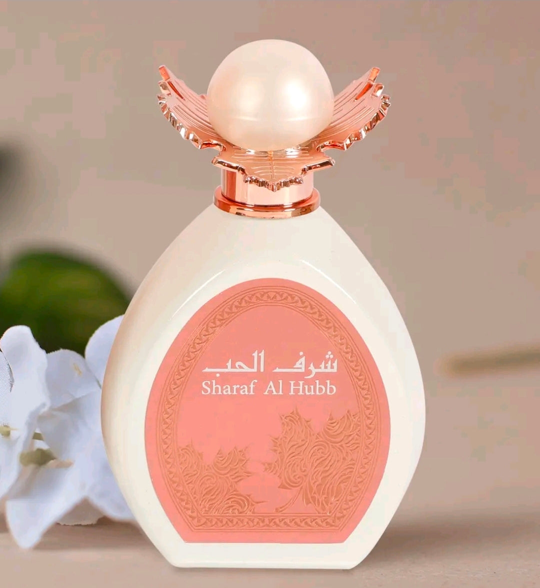 Sharaf Al Hubb Eau de Parfum (100 ml), Es una fragancia sofisticada y llamativa, ideal para ocasiones especiales, citas románticas o salidas nocturnas donde se busque dejar una estela memorable y elegante.100% Original arabe.