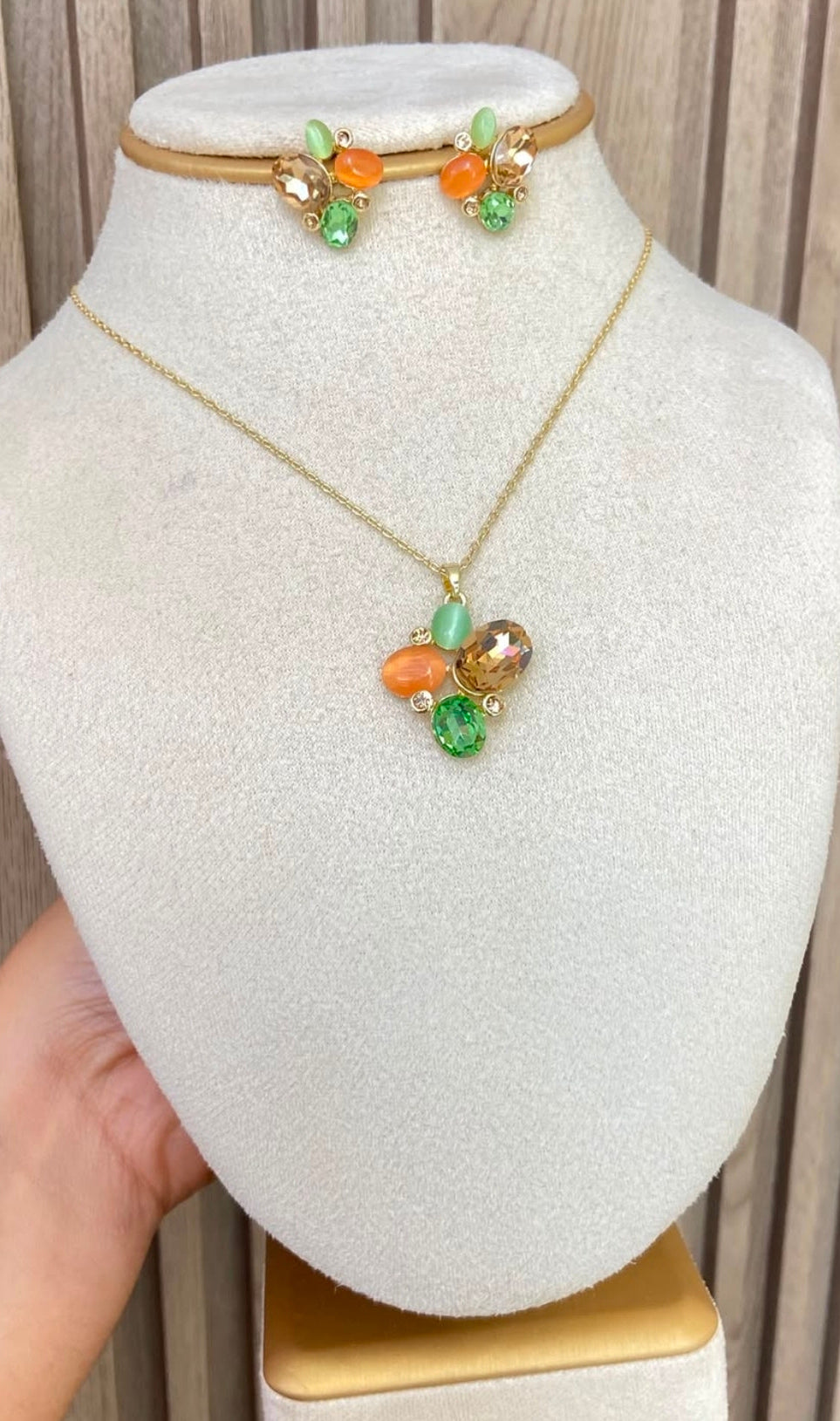 Juegos de cadenas y aretes con baño de oro. $1450 cada una.
