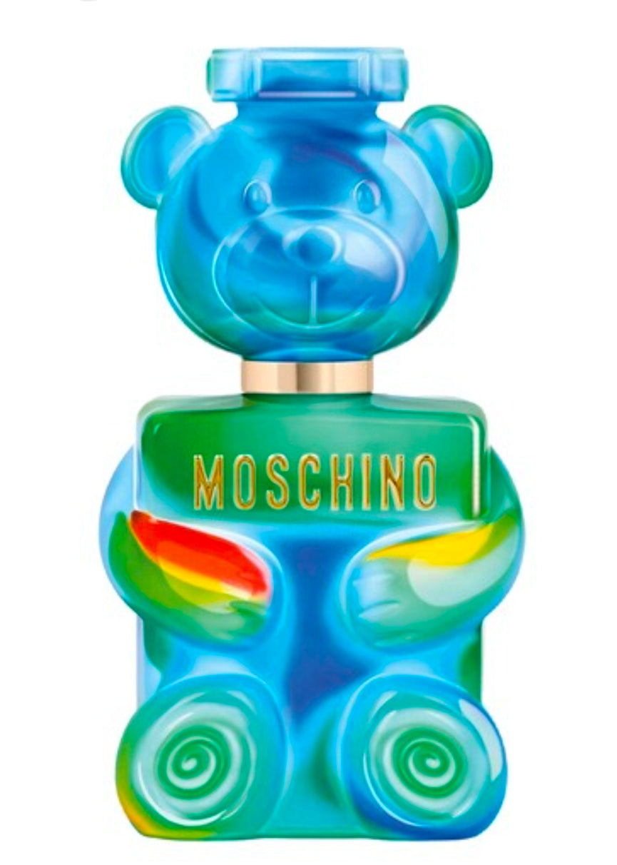 Moschino Toy 2 Yummy Eau de Parfum, un lanzamiento de la popular línea de fragancias en forma de osito de la casa de moda italiana. Se describe como un aroma cítrico, floral y amaderado que combina notas vibrantes. Un aroma que enamora. 100% original.