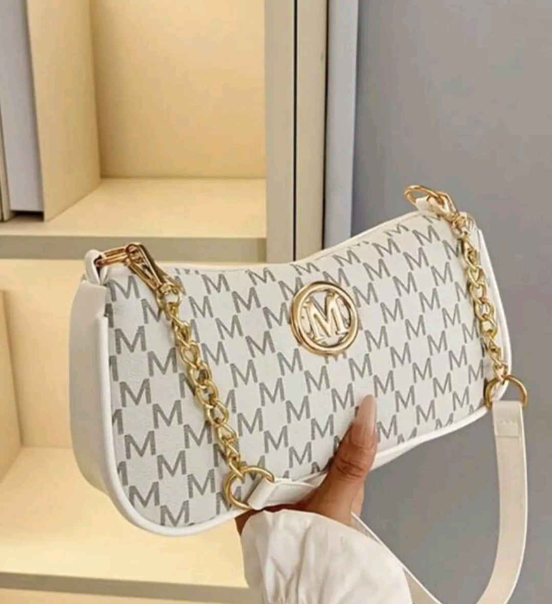 Esta cartera combina un diseño clásico con detalles modernos, ideal para un estilo casual elegante.