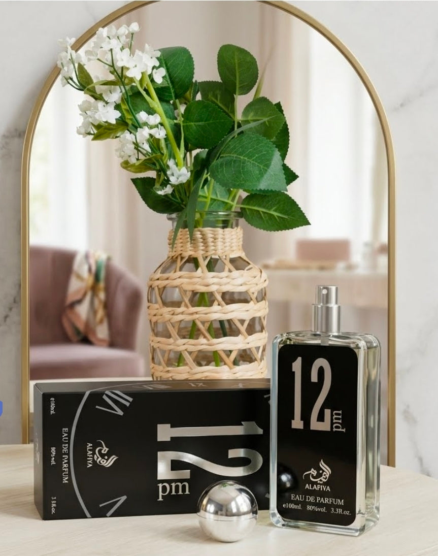 12 PM de Alafiya se caracteriza por una composición aromática, dulce y especiada, inspirada en el perfil olfativo de fragancias nocturnas y seductoras como el célebre 9 PM de Afnan. Inspiración