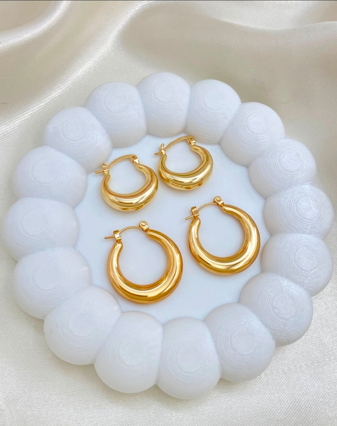 Variedades de argollas con baño de oro por $450 pesos cada una, debe escribir cuando eligas su argolla, vas a recibir una por $450 Gracias por su compra.