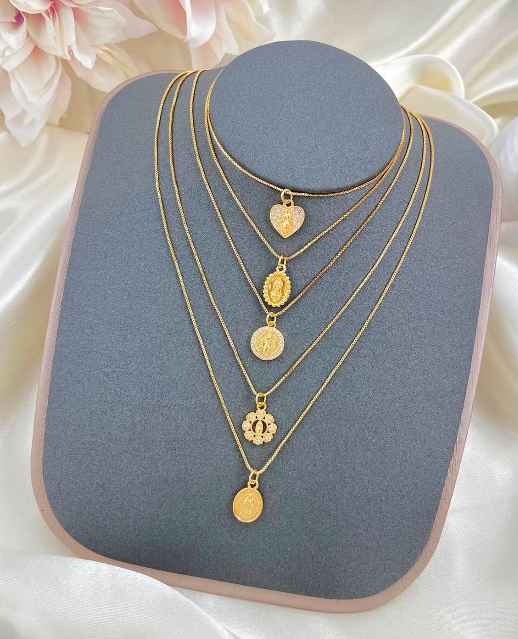 Nueva collection 😍 de cadenas con dije con baño de oro cada una $290 ♥️ordena la tuya antes de agoten 🇩🇴✨️