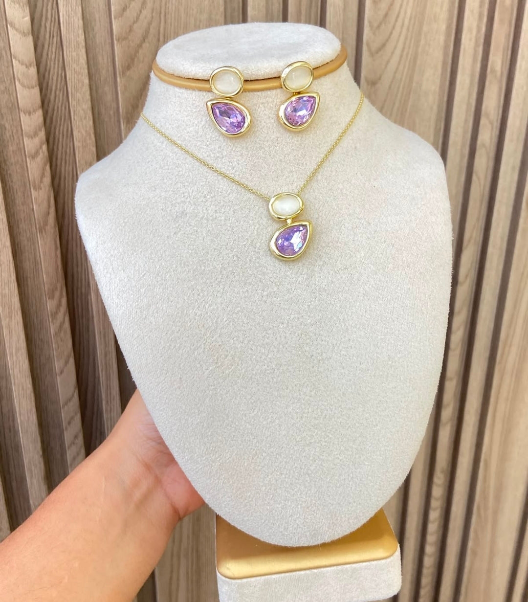 Juegos de cadenas y aretes con baño de oro. $1450 cada una.