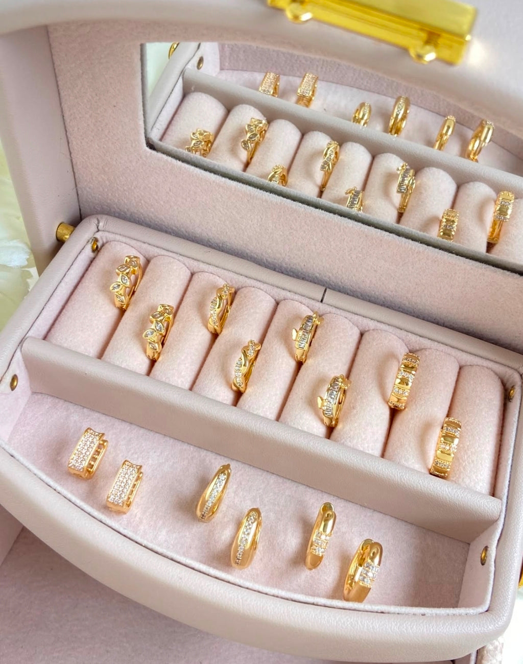 Argollas con baño de oro variadas, una por $280 pesos,  escribir para decir cual va a comprar. Vas a recibir una por $280 pesos.                         Gracias por su compra.