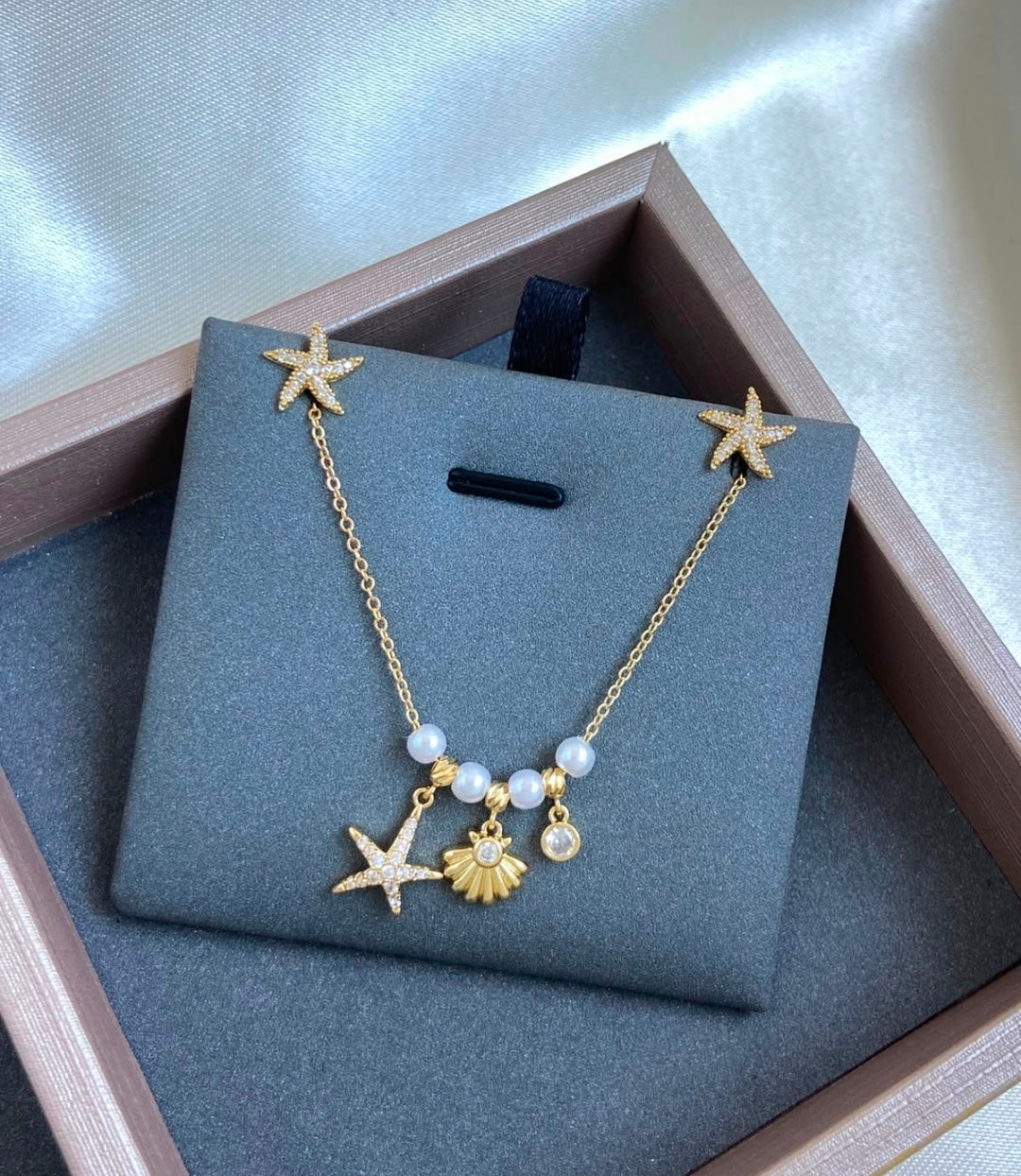 Variedades de elegante juego de cadenas y aretes con baño de oro.