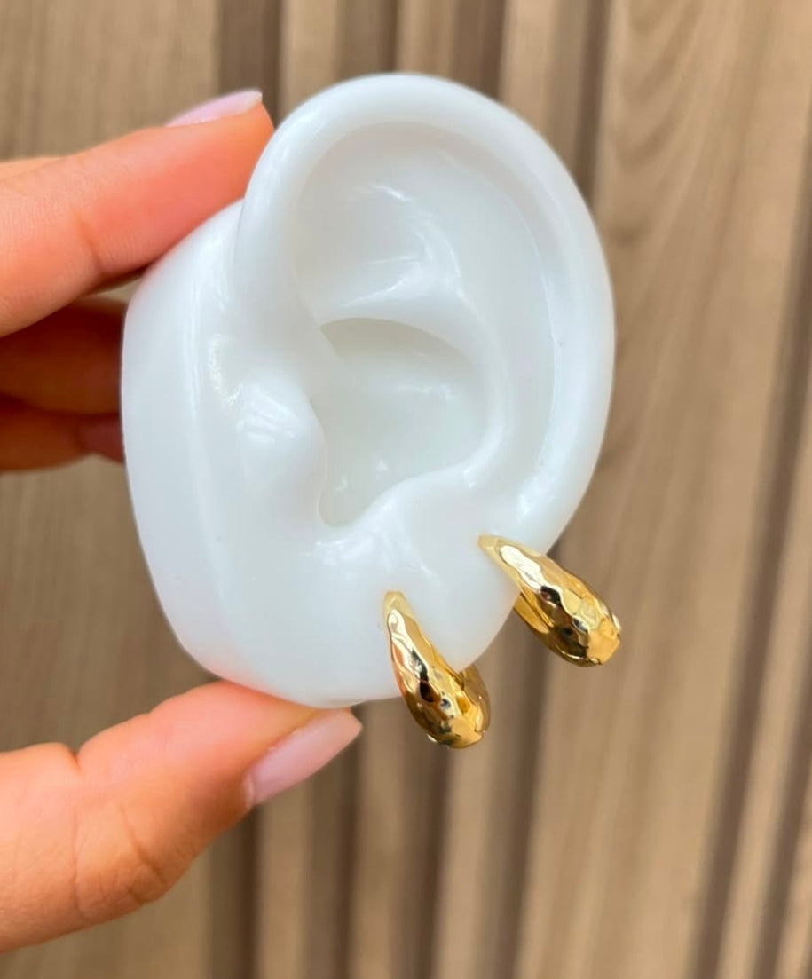 Argollas pequeñas con baño de oro. $290 cada una