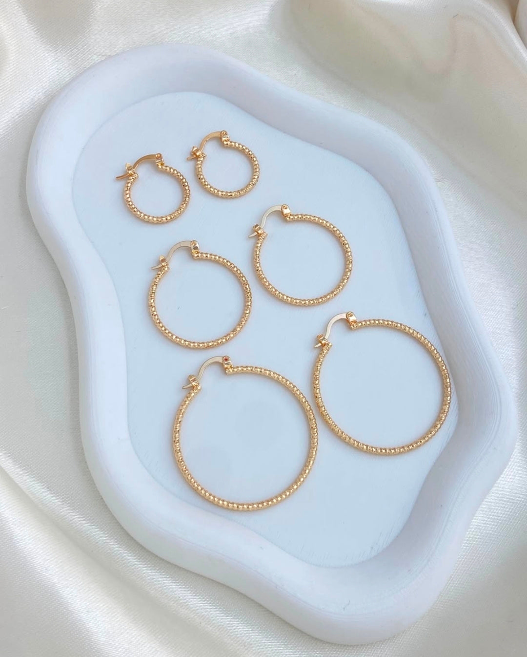 Variedades de argollas con baño de oro. $280  Escribir para decir cual va a comprar solo va a recibir una por $280 pesos. Gracias por su compra.
