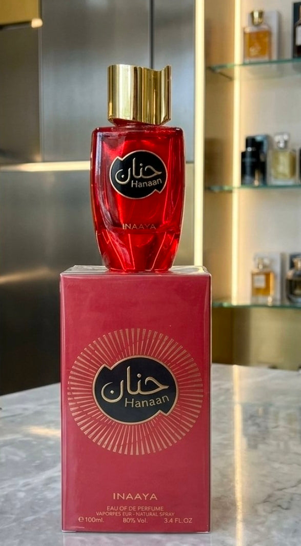 Hanaan de Inaaya aroma que combina frutas jugosas, flores seductoras y maderas cálidas, ideal para quienes buscan una fragancia dulce con mucha presencia y elegancia.