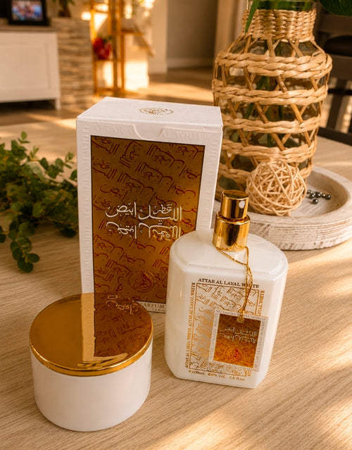 Attar Al Layal White de la casa Al-Fakhr destaca por ser una fragancia cremosa, reconfortante y con un balance marcadamente oriental. Inspiración