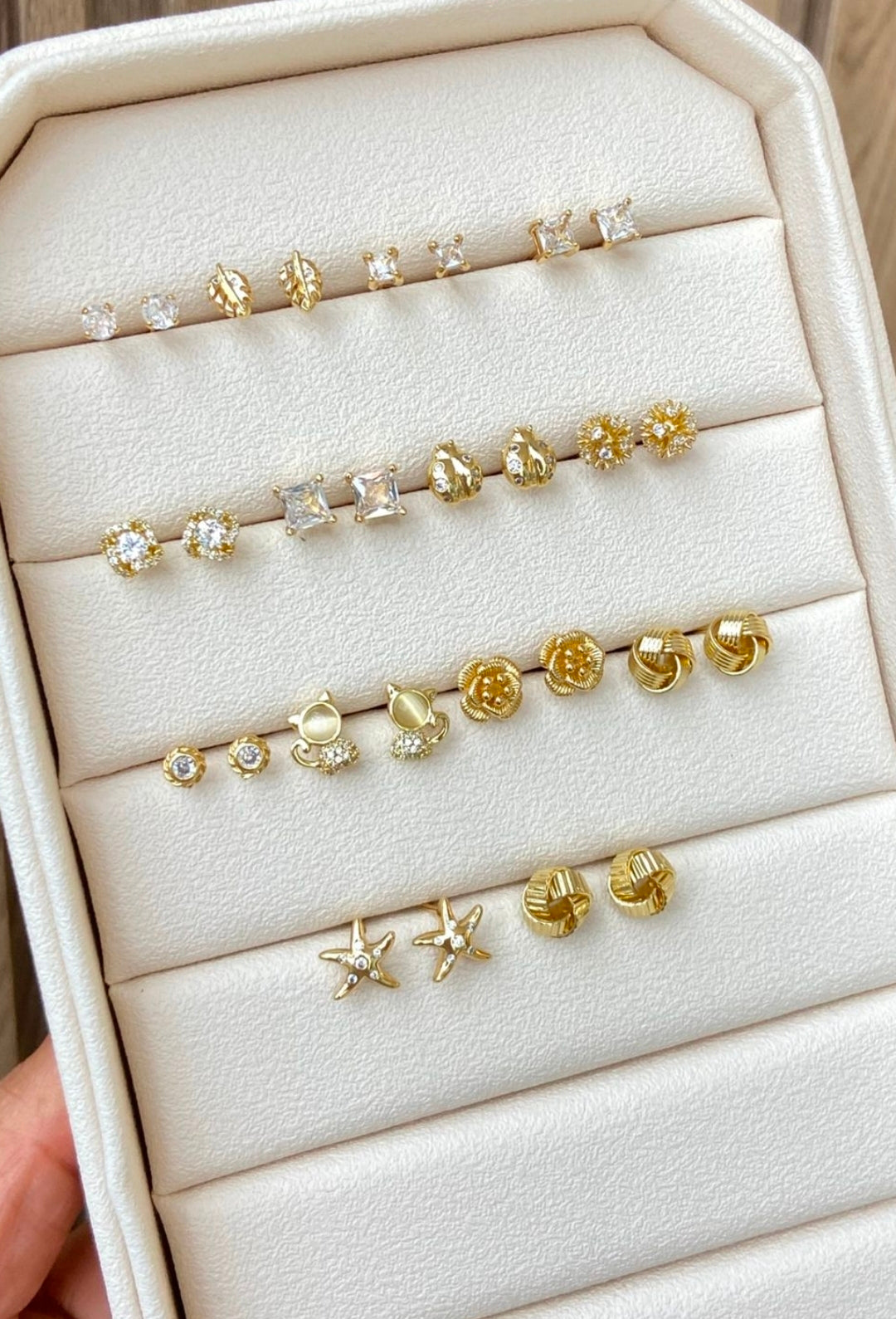 Variedades de aretes con baño de oro $180 cada uno, escribe cual quieres y vas a recibir uno por $180.
