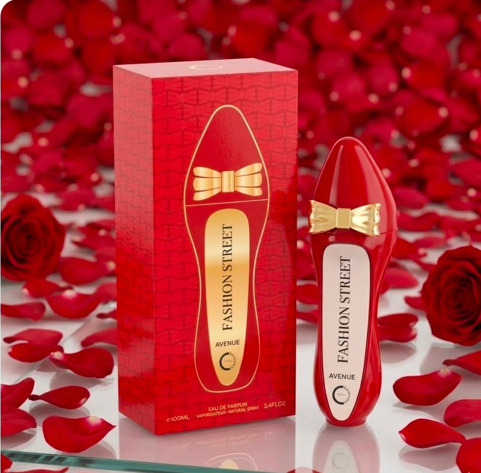 Fashion Street Avenue Eau de Parfum está diseñado como un aroma intenso, seguro y glamoroso, ideal para salidas nocturnas o eventos especiales donde se busca dejar una estela elegante y seductora. 100 ml. 100% Original.