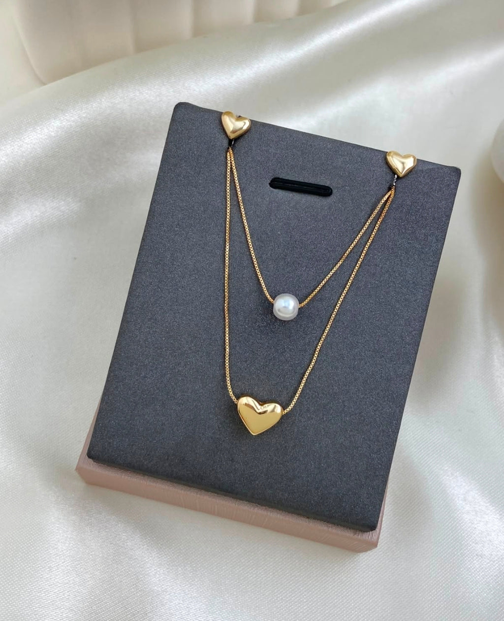 Variedades de elegante juego de cadenas y aretes con baño de oro.