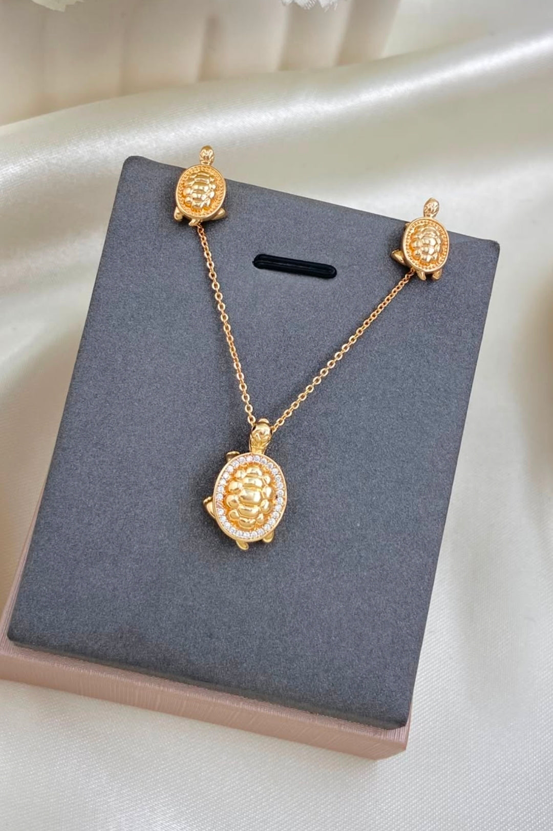 Variedades de elegante juego de cadenas y aretes con baño de oro.