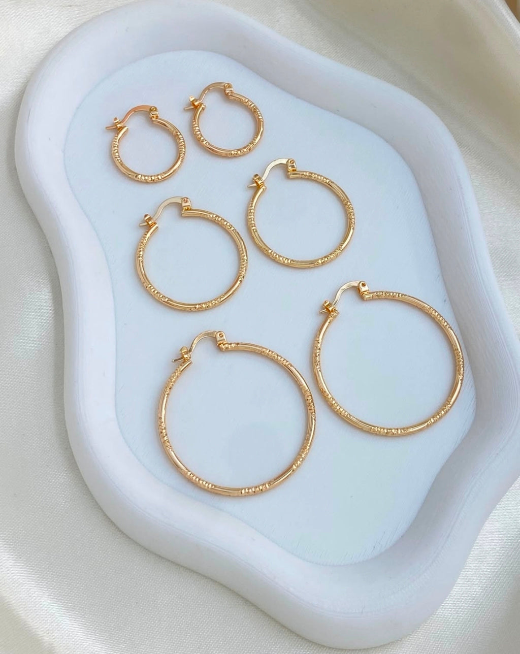 Variedades de argollas con baño de oro. $280  Escribir para decir cual va a comprar solo va a recibir una por $280 pesos. Gracias por su compra.