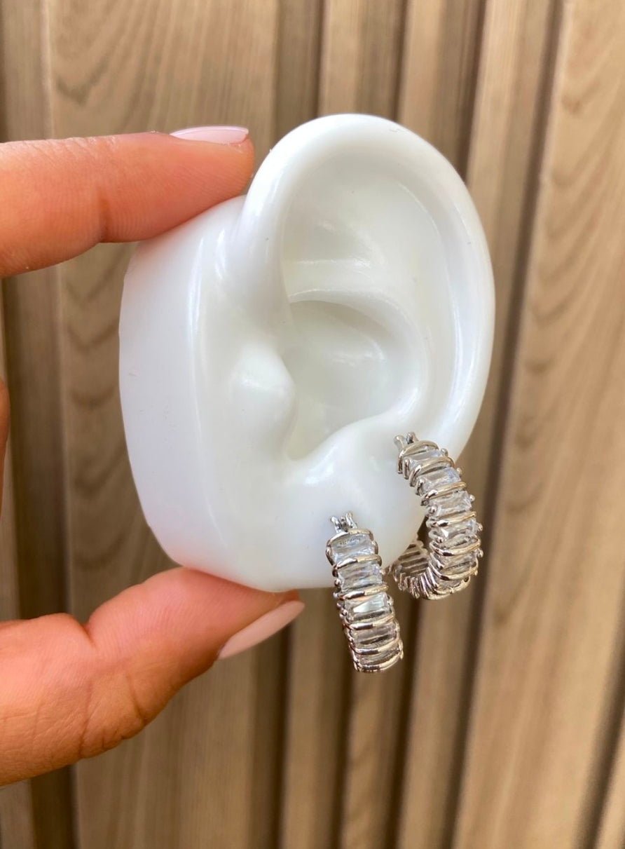 Argollas platiadas variadas muy bonitas $95 pesos cada unas debe escribir para decir cual vas a comprar.