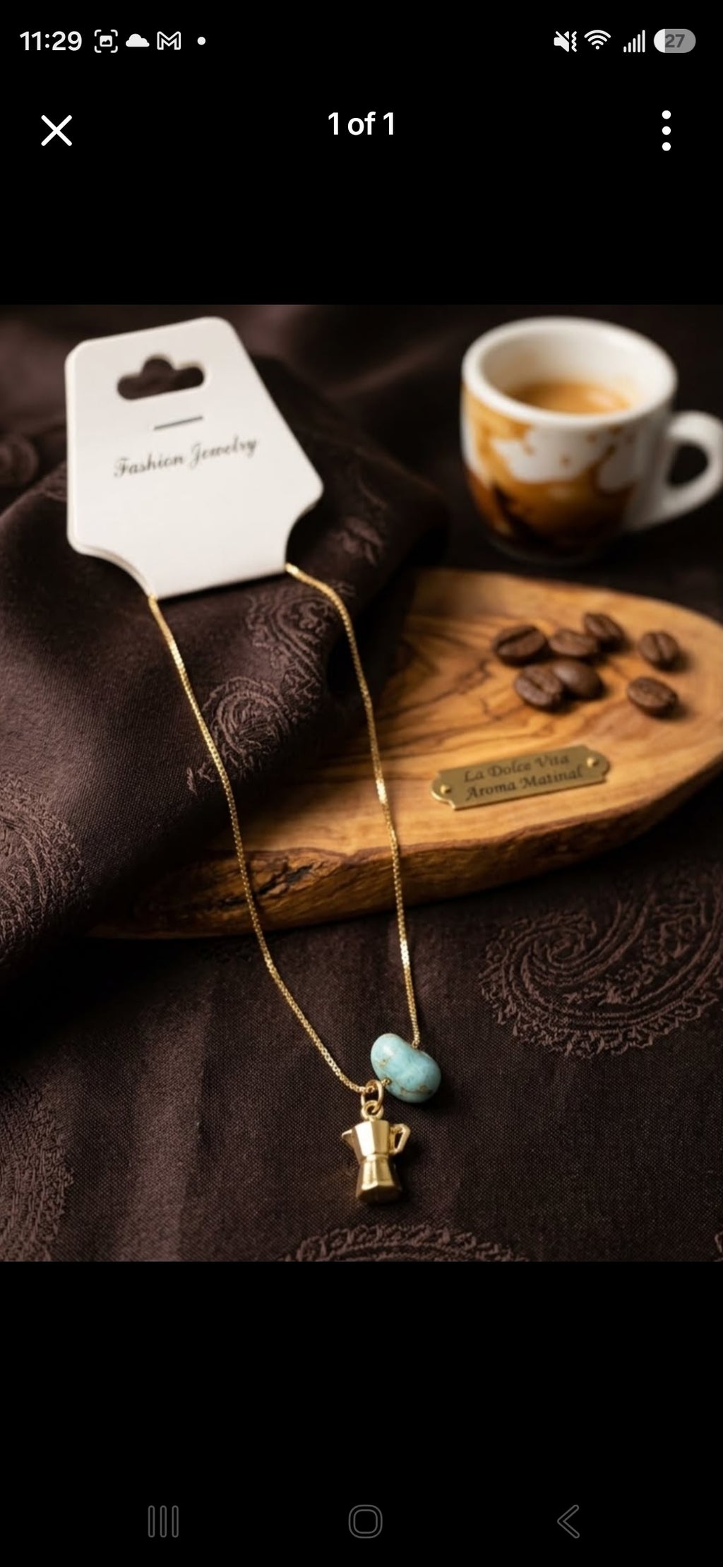 Hermosa cadena con medalla de greca y larimar con baño de oro.