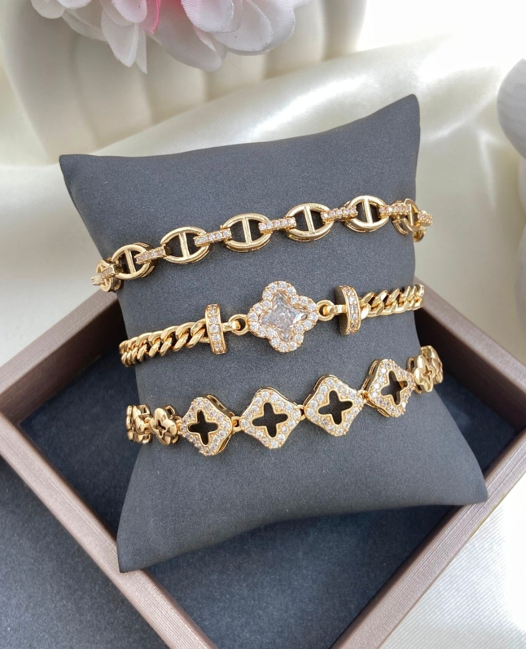 Variedades de pulseras con baño de oro. $350 cada escribe para decir cual quieres, recibes una por $350. Gracias por tu compra.