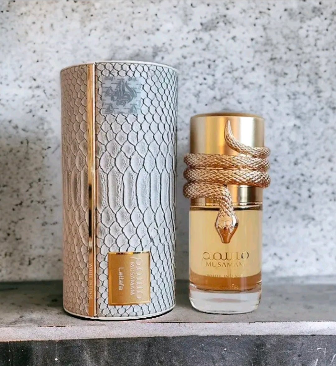 Musamam White Intense, otra creación muy destacada y lujosa de la casa Lattafa Perfumes. A diferencia del aroma a postre de Eclaire, este destaca por tener una composición cítrica, cremosa, tropical y amaderada.100% Original.