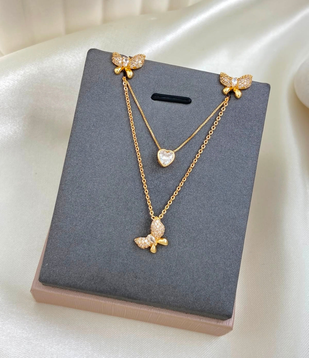 Variedades de elegante juego de cadenas y aretes con baño de oro.