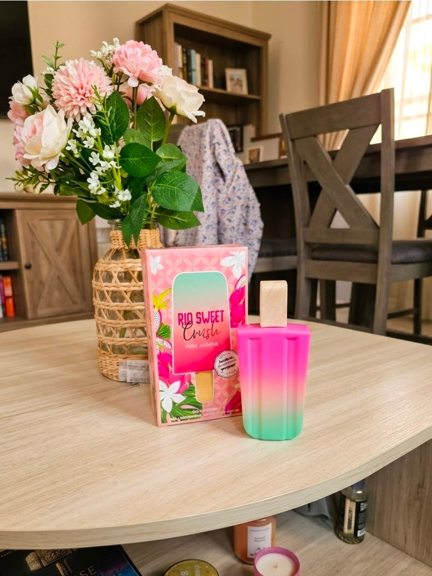 Rio Sweet Crush: Pink Jasmine es un perfume frutal y tropical con las siguientes notas principales:Salida: Pitahaya (fruta del dragón) y lichi.Corazón: Jazmín brasileño y notas marinas.Fondo: Vainilla y almizcle solar. Inspiración