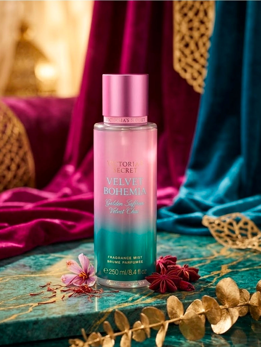 Velvet Bohemia de Victoria's Secret pertenece a la familia olfativa Ámbar Especiada (u Oriental Especiada). Es una fragancia rica, sensual, cálida y sofisticada con un marcado carácter floral-especiado.      100% Original