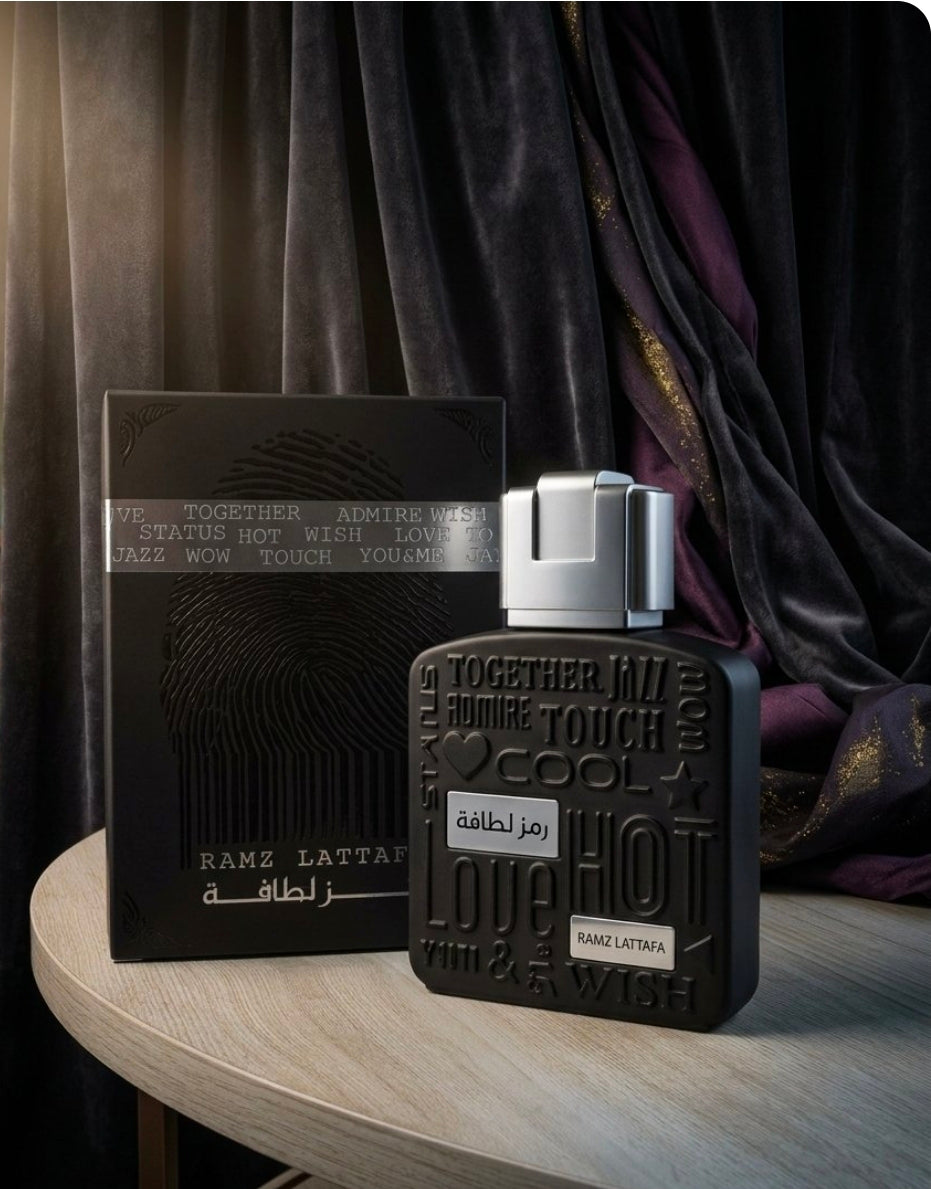 Ramz Lattafa Silver es un perfume magnético, moderno y profundamente seductor. Diseñado para quienes buscan dejar una huella inolvidable, esta fragancia equilibra a la perfección la frescura frutal con la calidez oriental.✨️💚
