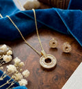 Elegante juego de cadena con aretes con baño de oro.