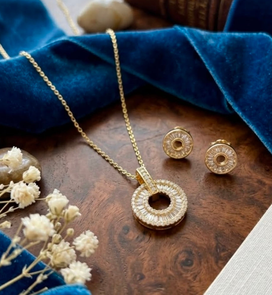 Elegante juego de cadena con aretes con baño de oro.