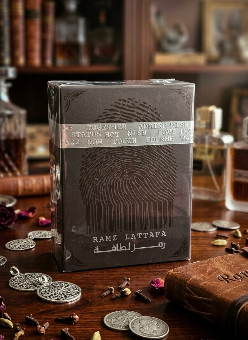 Ramz Lattafa Silver es un perfume magnético, moderno y profundamente seductor. Diseñado para quienes buscan dejar una huella inolvidable, esta fragancia equilibra a la perfección la frescura frutal con la calidez oriental.✨️💚
