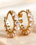 Aretes chapado en oro 14k, diseño moderno con forma redonda, cierre comodo y seguro perfecto para uso diario.
