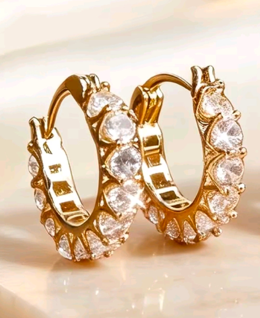 Aretes chapado en oro 14k, diseño moderno con forma redonda, cierre comodo y seguro perfecto para uso diario.