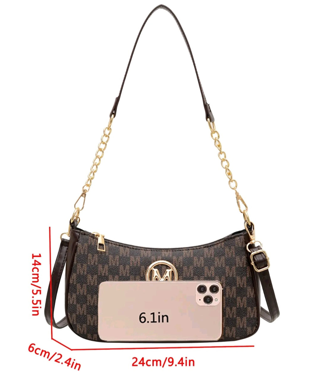 Eleva tus looks diarios con este bolso estilo baguette, una pieza clave que fusiona la tendencia contemporánea con la sofisticación clásica.