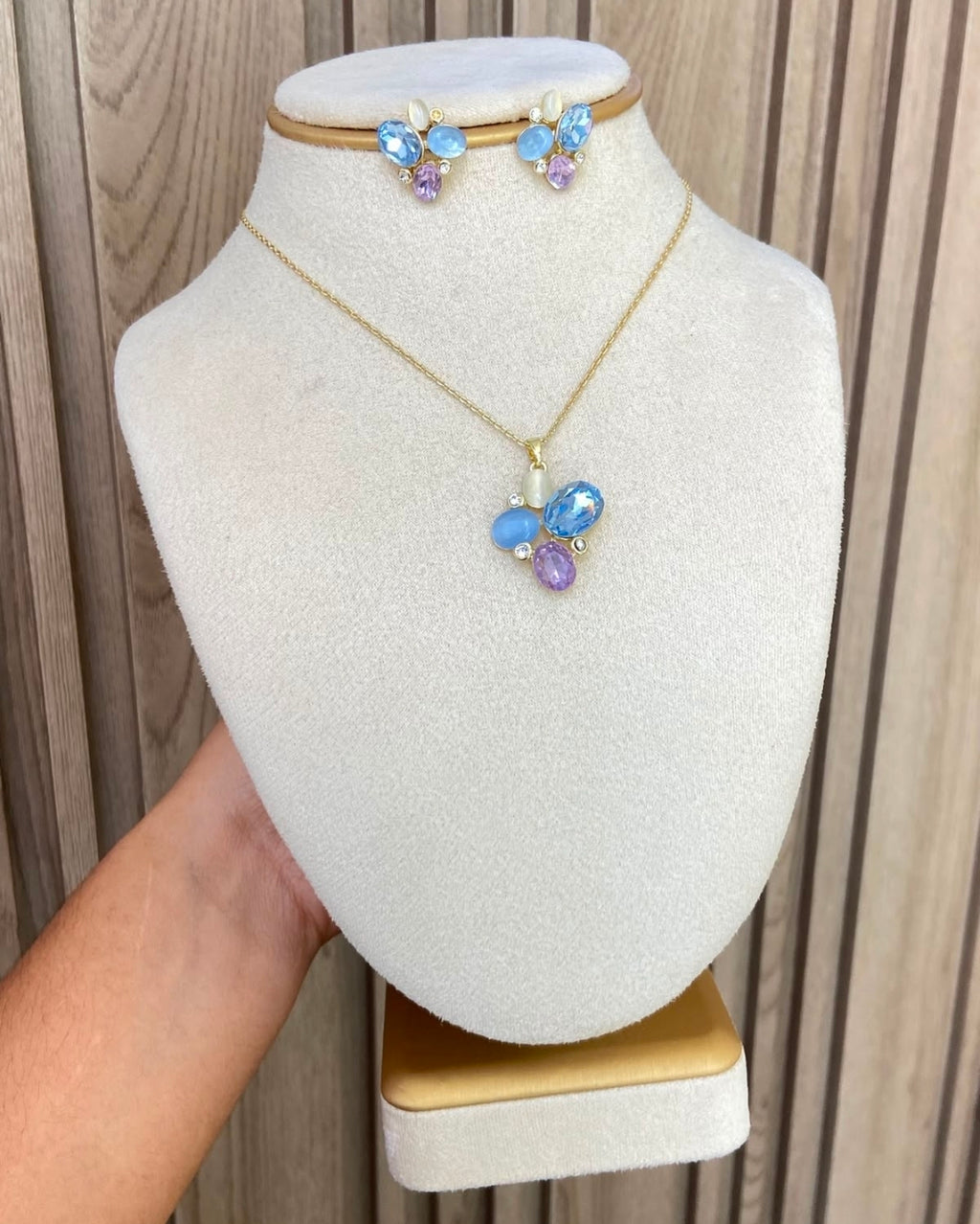 Juegos de cadenas y aretes con baño de oro. $1450 cada una.