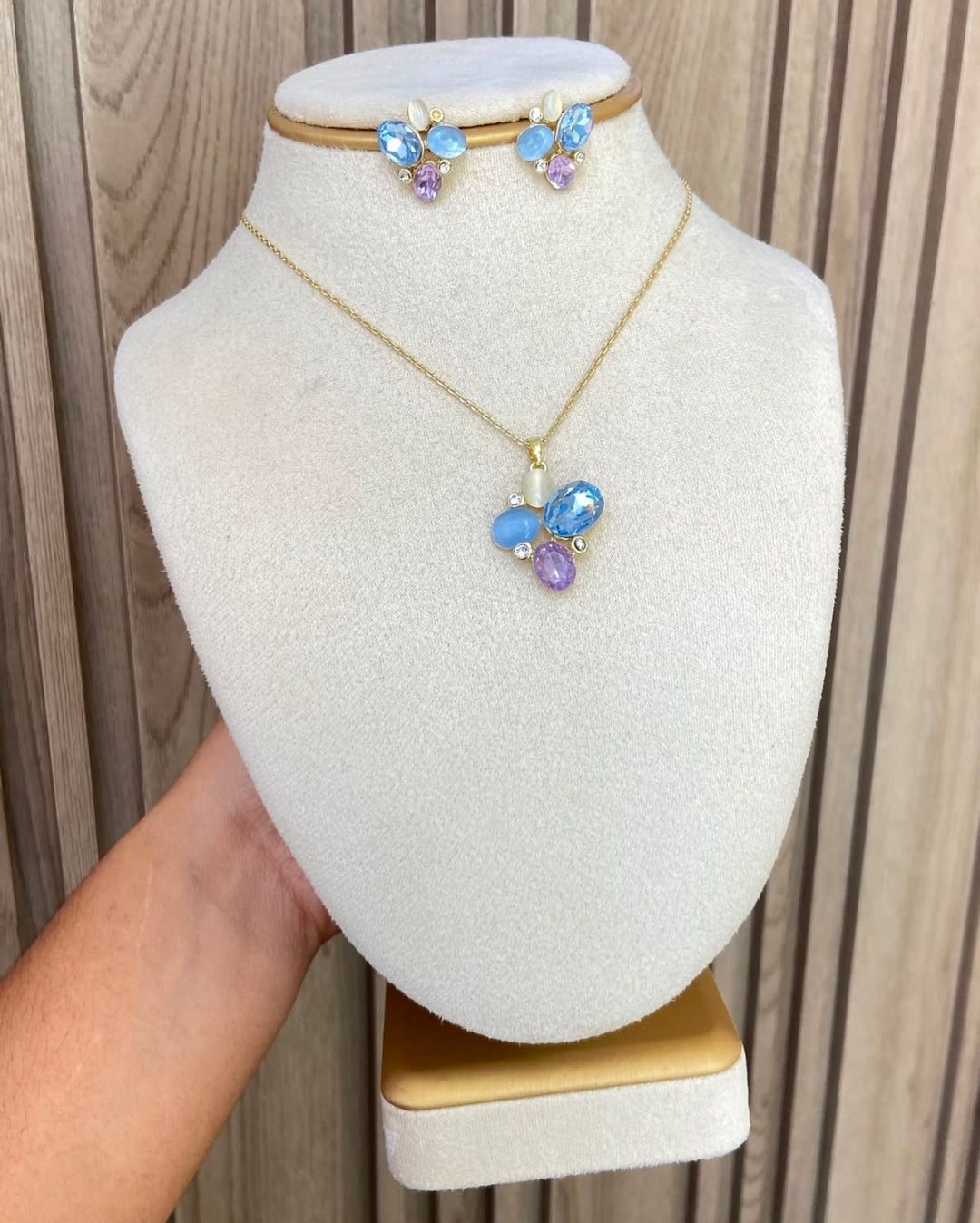 Juegos de cadenas y aretes con baño de oro. $1450 cada una.