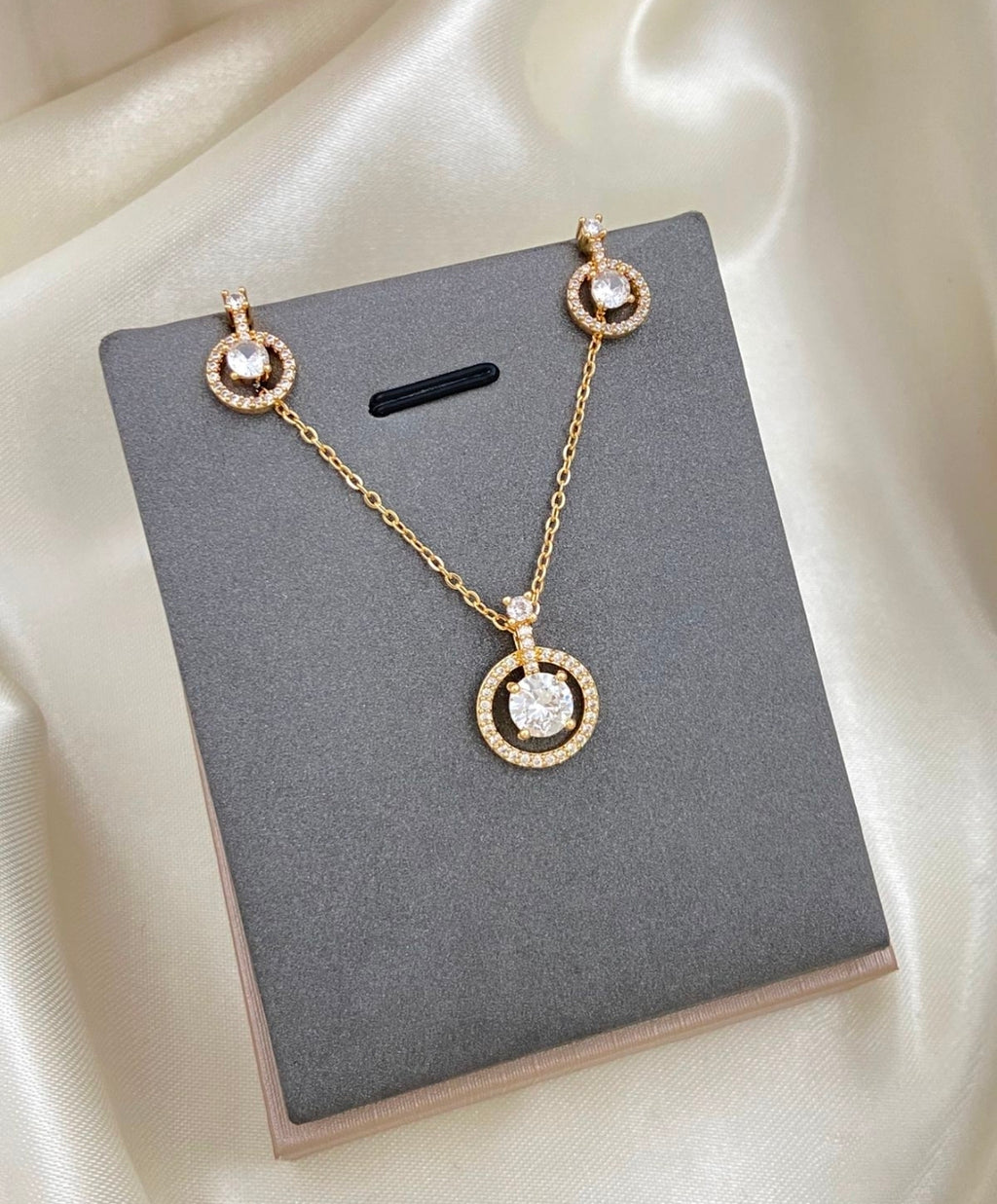 Variedades de juegos de cadenas y aretes con baño de oro por $425 escribe cual quieres y vas a recibir una por $425.  ♥️  Gracias por su compra