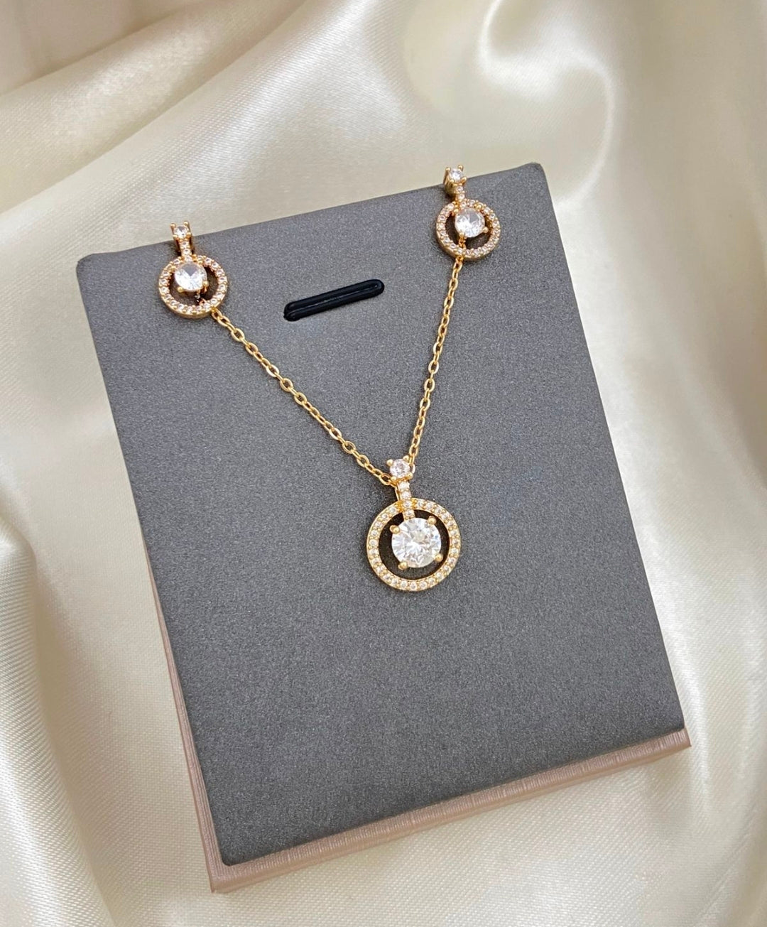 Variedades de juegos de cadenas y aretes con baño de oro por $425 escribe cual quieres y vas a recibir una por $425.  ♥️  Gracias por su compra