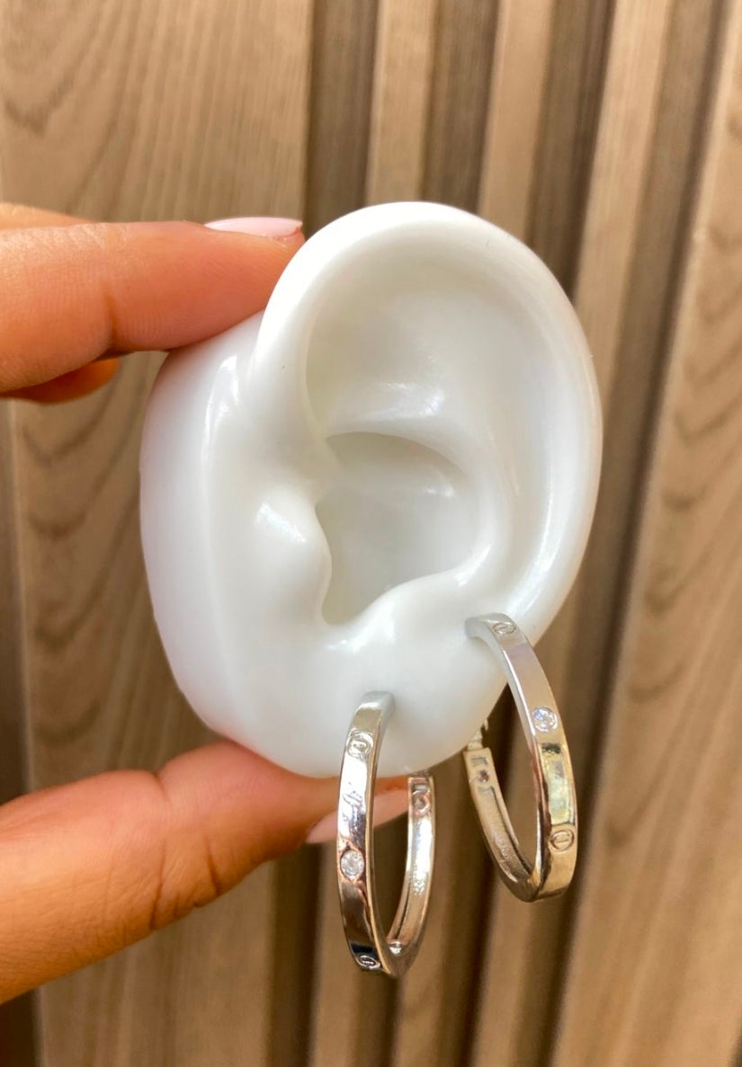 Argollas platiadas variadas muy bonitas $95 pesos cada unas debe escribir para decir cual vas a comprar.