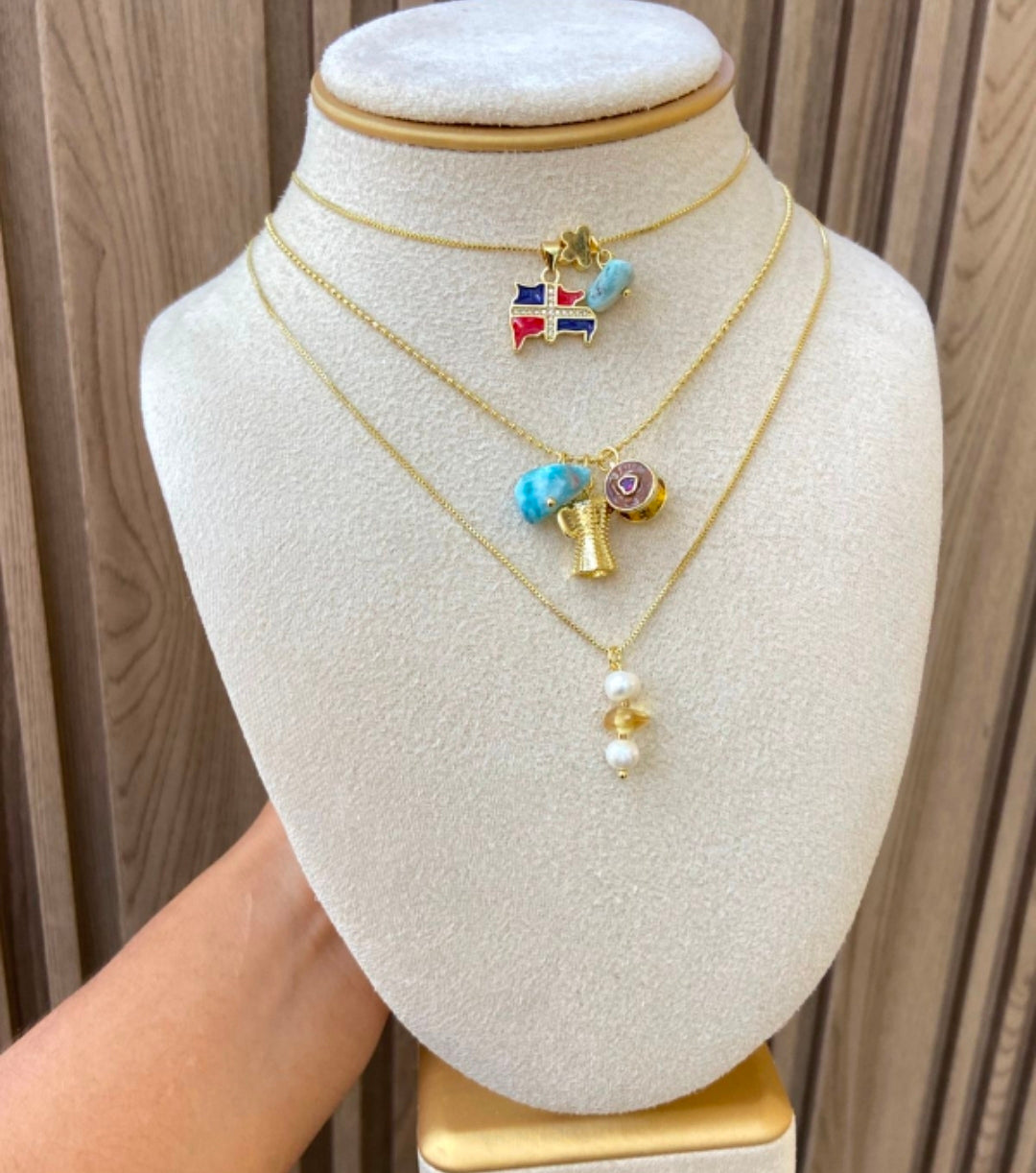Cadena con bano de oro, con dije de RD $575, cadena con dije de greca $575, cadena con dije blanco $425 gracias por su compra.😊