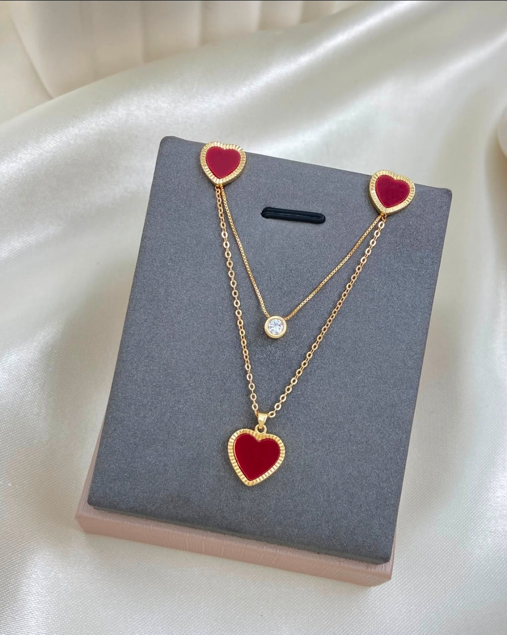 Variedades de elegante juego de cadenas y aretes con baño de oro.