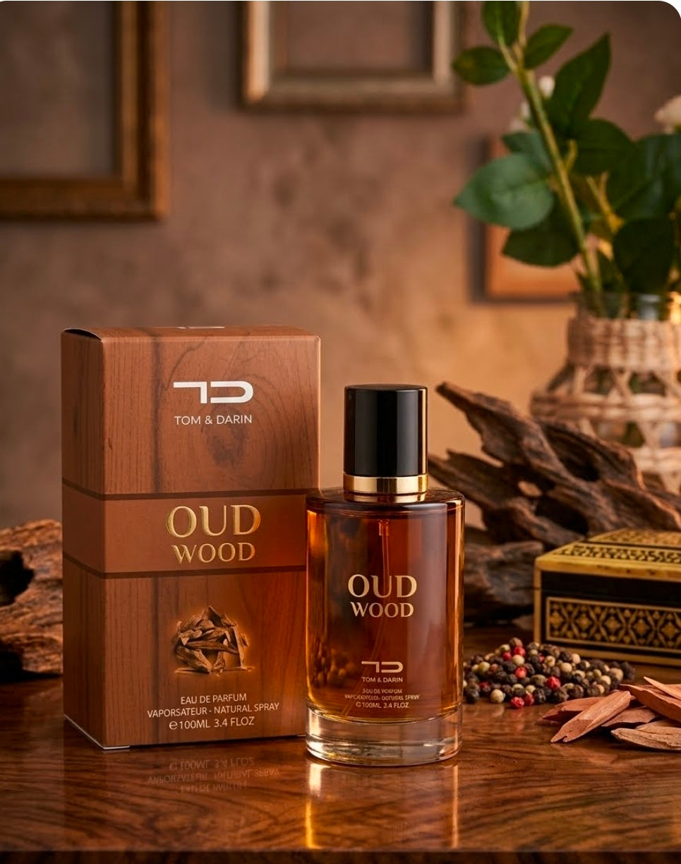 Tom & Darin Oud Wood Eau de Parfum, una fragancia de inspiración oriental amaderada diseñada como un tributo accesible al clásico perfil olfativo de las maderas nobles.El centro de la fragancia revela la cremosidad del sándalo. Inspiración