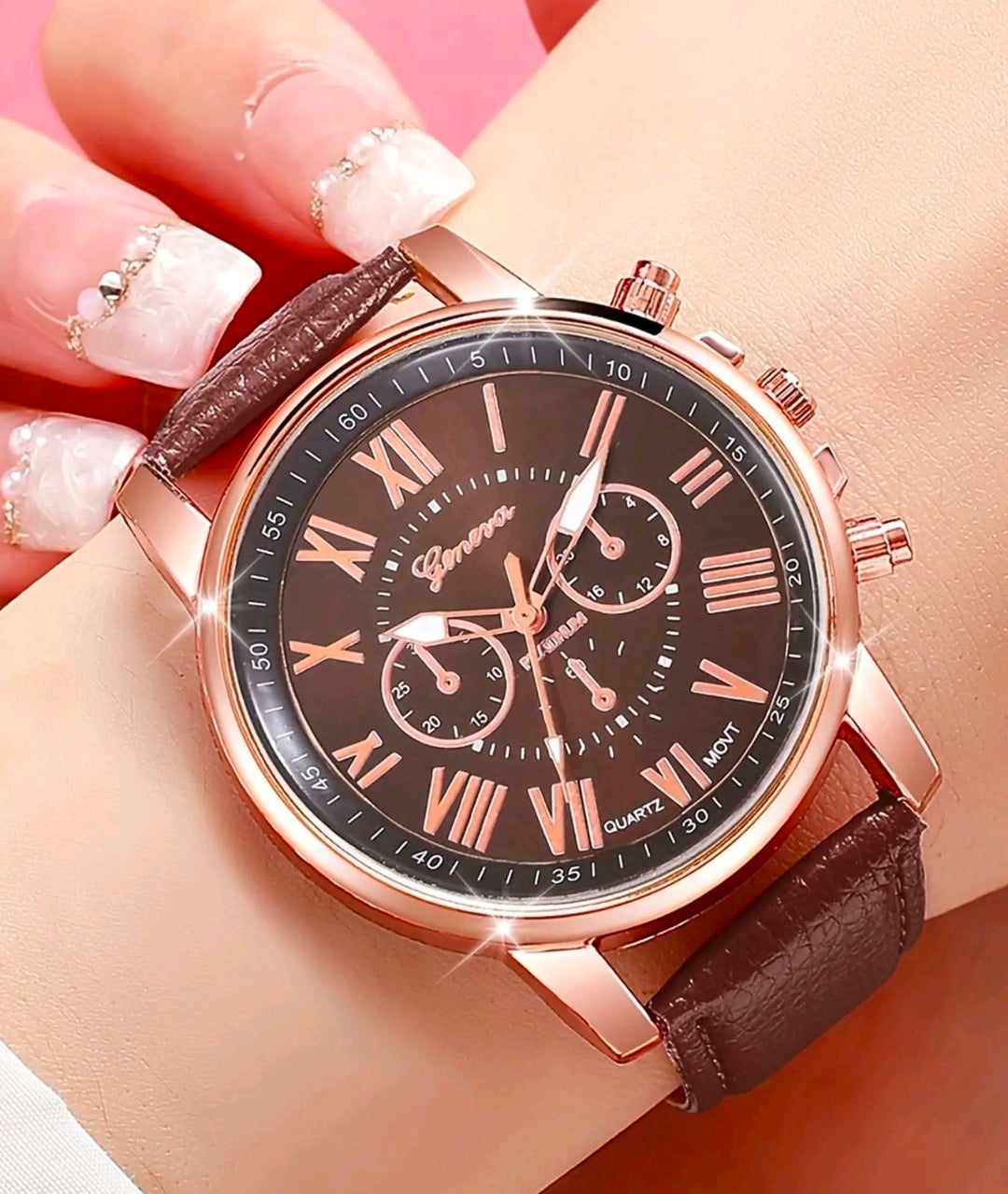 12 relojes analógicos para mujer. Estos colores son neutros y combinan con el 90% de tu clóset. Llévalos cuando uses ropa formal, vestidos de noche o sacos de trabajo.