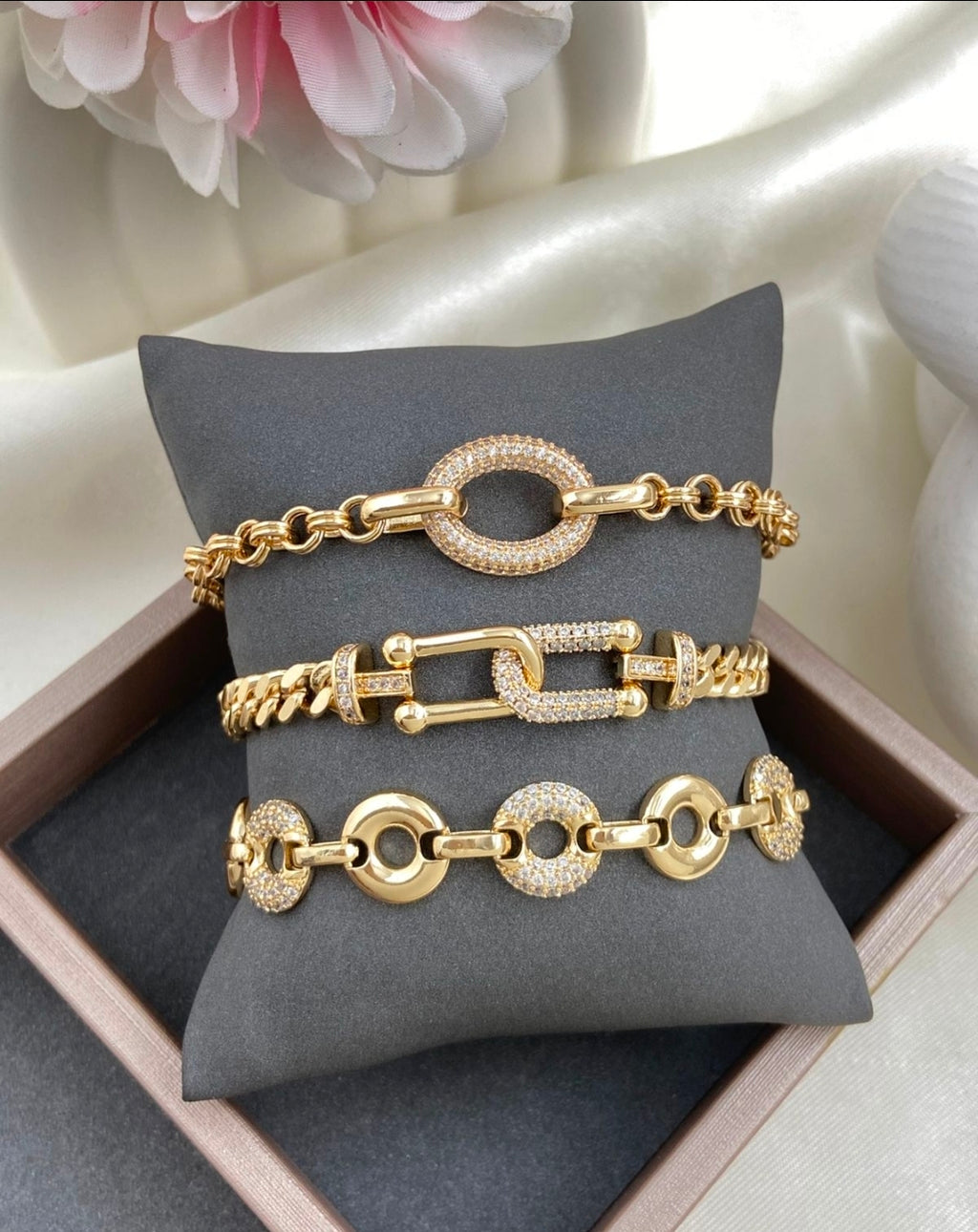 Variedades de pulseras con baño de oro. $350 cada escribe para decir cual quieres, recibes una por $350. Gracias por tu compra.