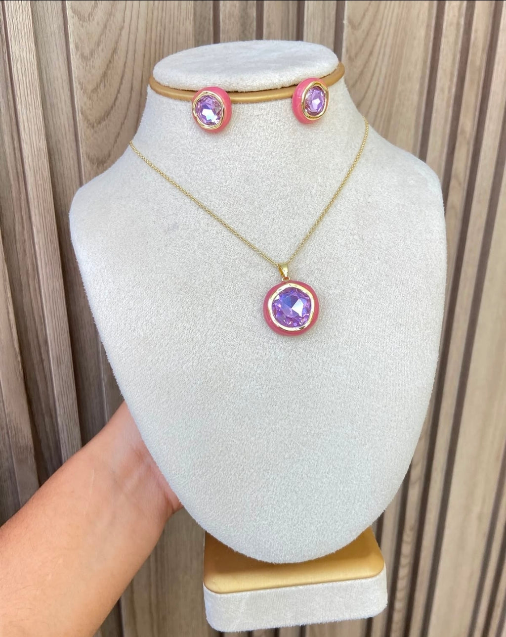 Juegos de cadenas y aretes con baño de oro. $1450 cada una.